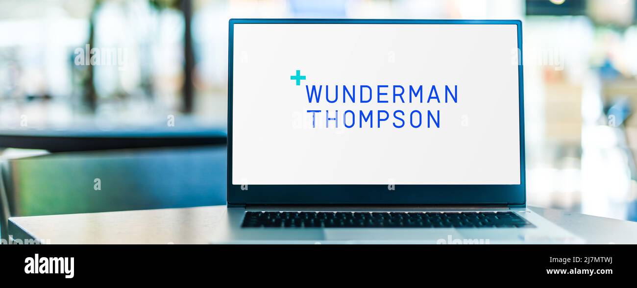 POZNAN, POL - NOV 20, 2021: Computer portatile che mostra il logo di Wunderman Thompson, un'agenzia di comunicazione di marketing globale con sede a New York Foto Stock