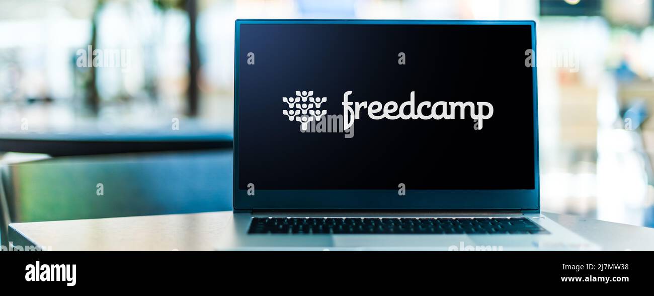 POZNAN, POL - DEC 8, 2021: Computer portatile con il logo di Freedcamp, un sistema di collaborazione e gestione di progetti web, mobile e desktop per il tè Foto Stock