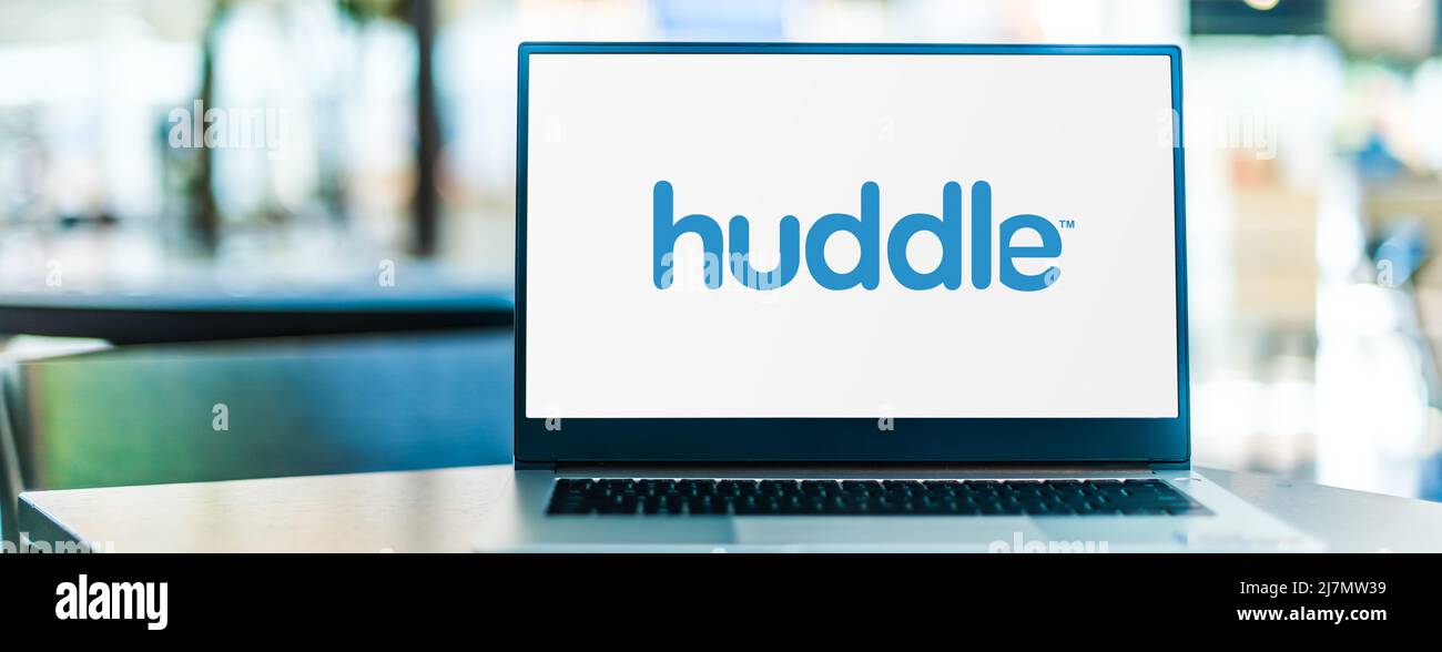 POZNAN, POL - DEC 8, 2021: Laptop computer che mostra il logo di Huddle, una società privata di software di collaborazione basata su cloud fondata a Londra nel Foto Stock