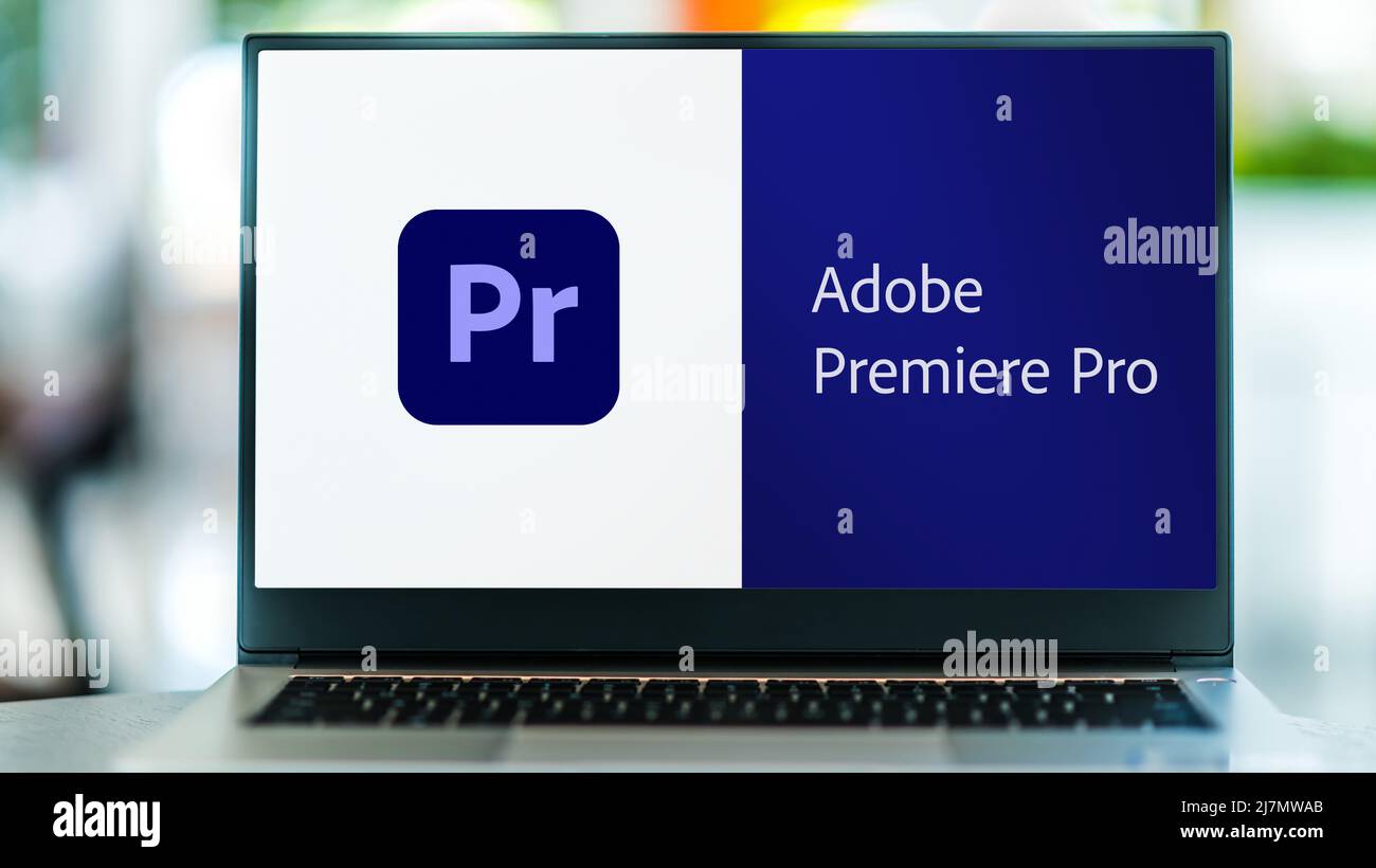 POZNAN, POL - SEP 22, 2021: Laptop computer che visualizza il logo di Adobe Premiere Pro, un'applicazione software di editing video basata su timeline sviluppata da ad Foto Stock