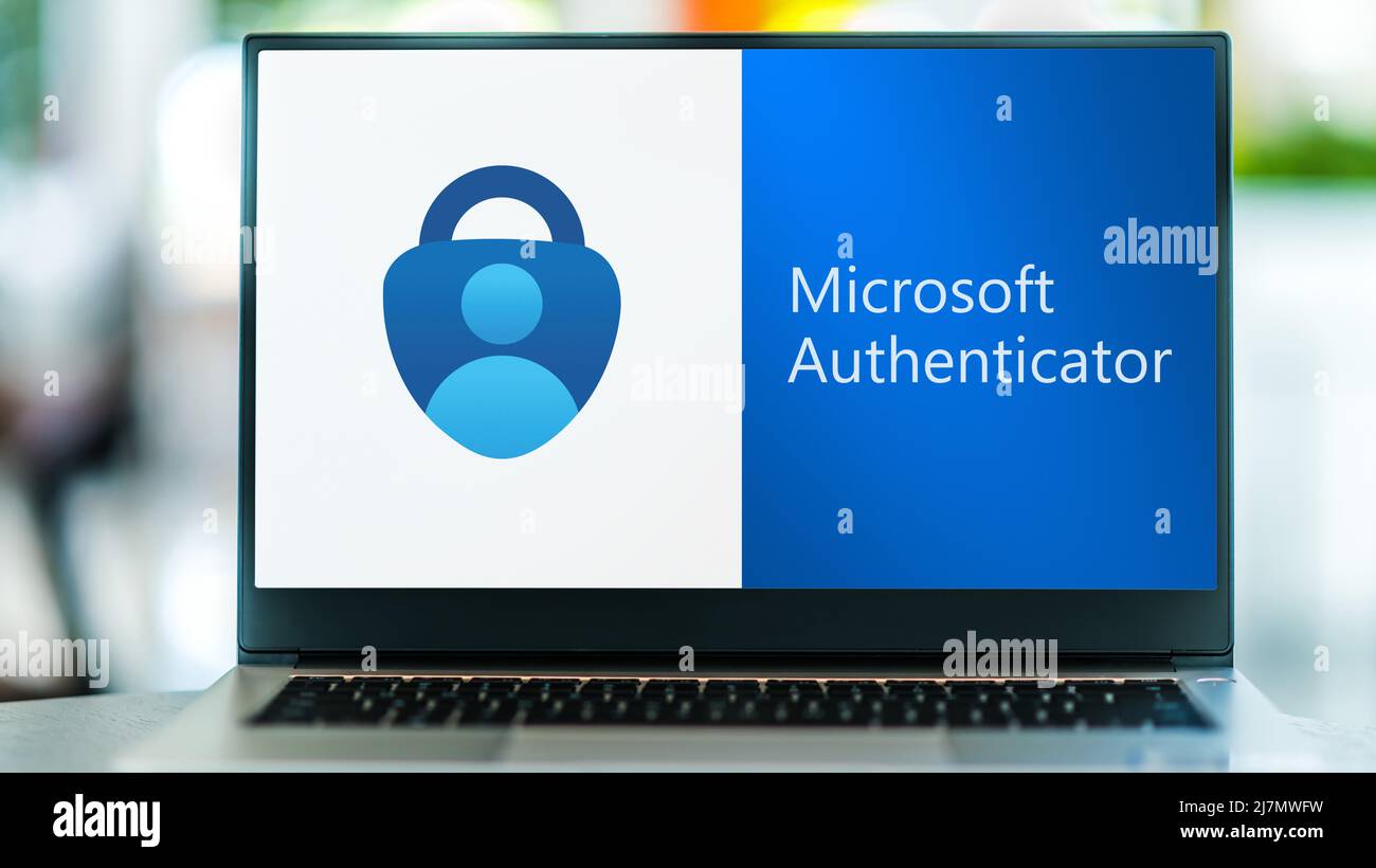 POZNAN, POL - 20 NOVEMBRE 2021: Laptop che visualizza il logo di Microsoft Authenticator, un'app multifattore per dispositivi mobili che genera codici basati sul tempo Foto Stock