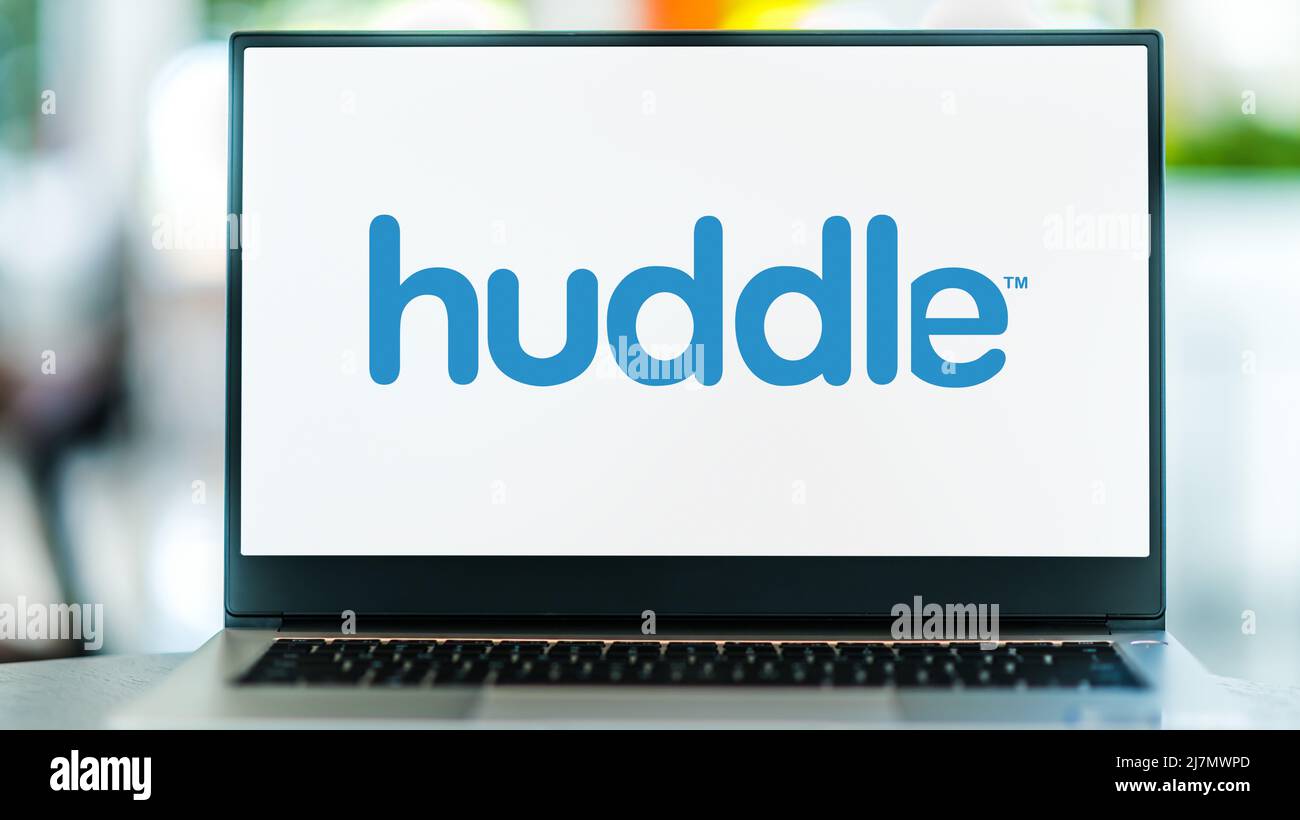 POZNAN, POL - DEC 8, 2021: Laptop computer che mostra il logo di Huddle, una società privata di software di collaborazione basata su cloud fondata a Londra nel Foto Stock