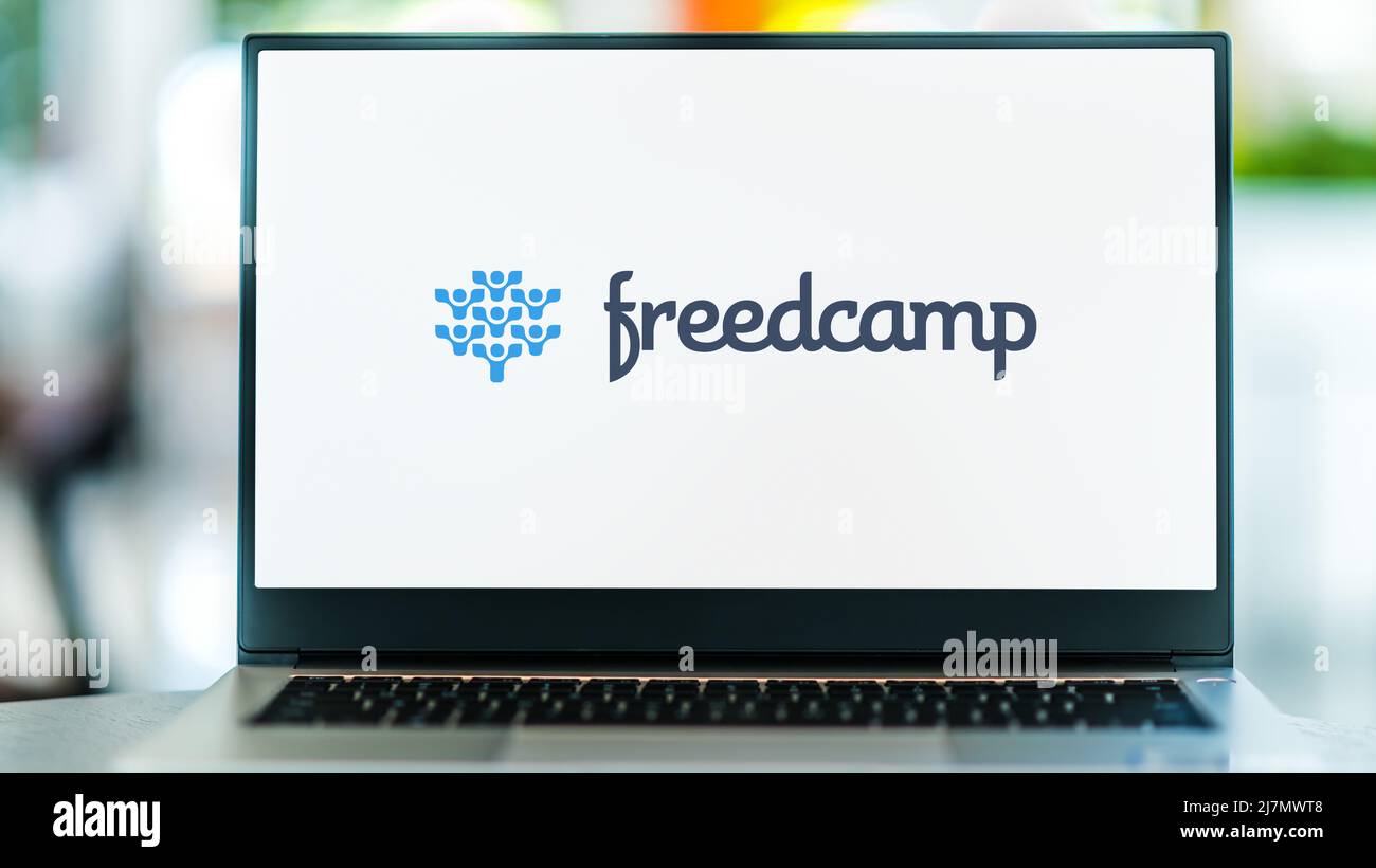 POZNAN, POL - DEC 8, 2021: Computer portatile con il logo di Freedcamp, un sistema di collaborazione e gestione di progetti web, mobile e desktop per il tè Foto Stock