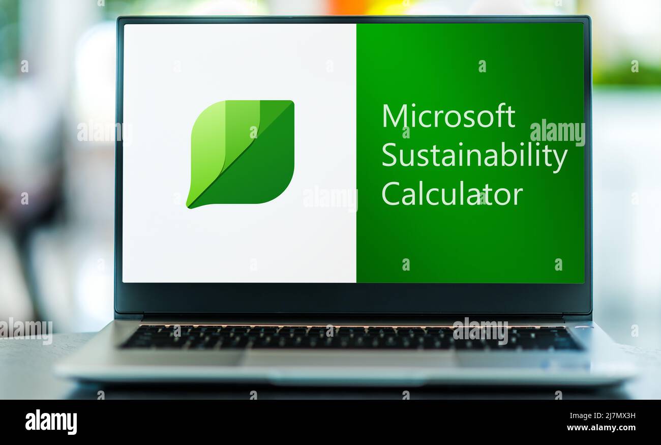 POZNAN, POL - Apr 7, 2022: Computer portatile che visualizza il logo di Microsoft Sustainability Calculator Foto Stock