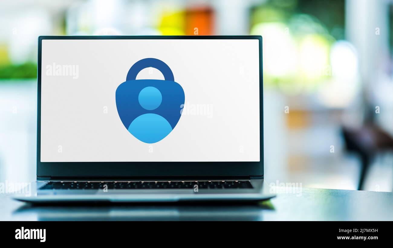 POZNAN, POL - 20 NOVEMBRE 2021: Laptop che visualizza il logo di Microsoft Authenticator, un'app multifattore per dispositivi mobili che genera codici basati sul tempo Foto Stock