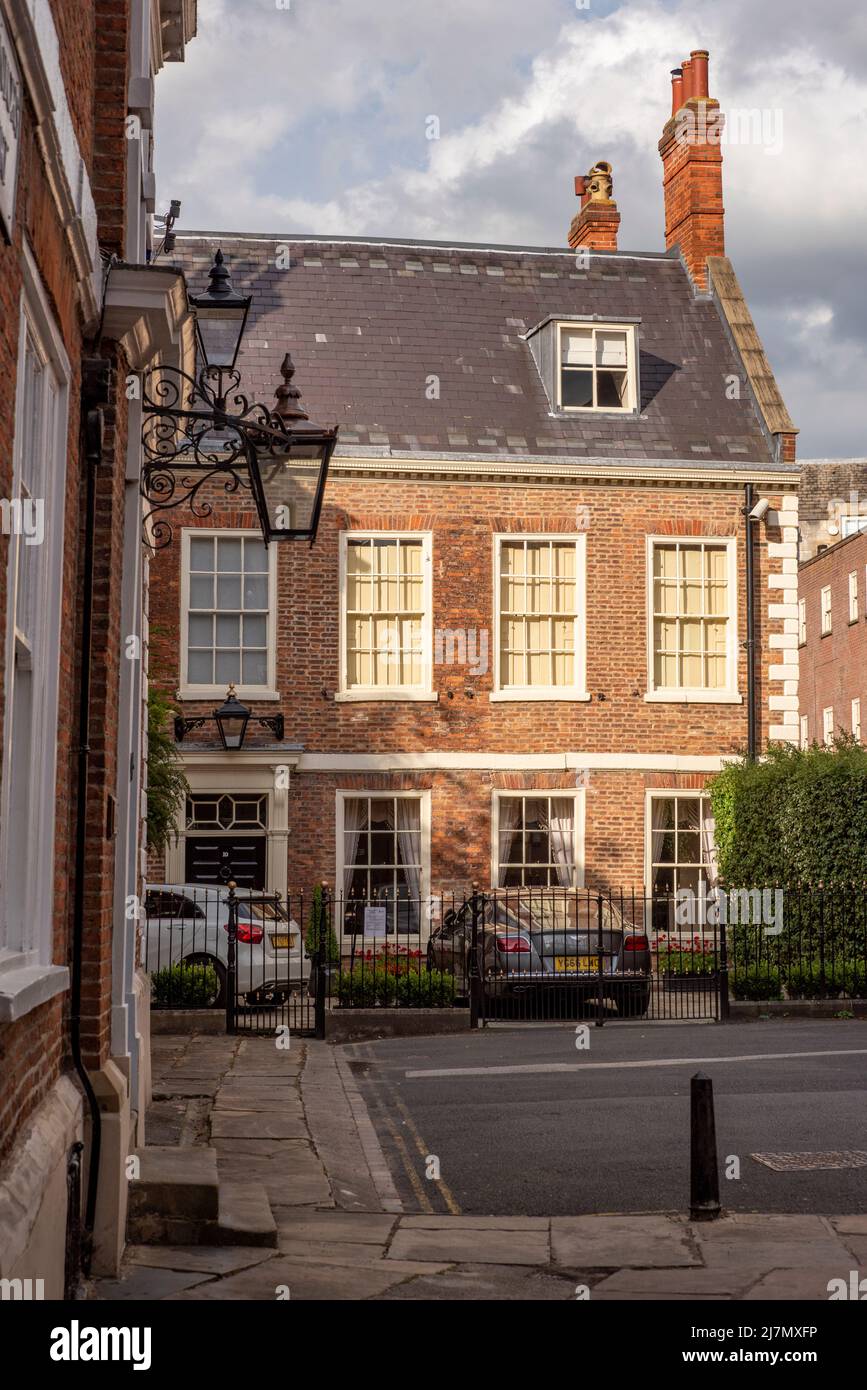 Precentor's Court, York, North Yorkshire, Regno Unito. Precentor's Court è presente nel film drammatico britannico-belga Patience on Channel 4 (2024). Foto Stock