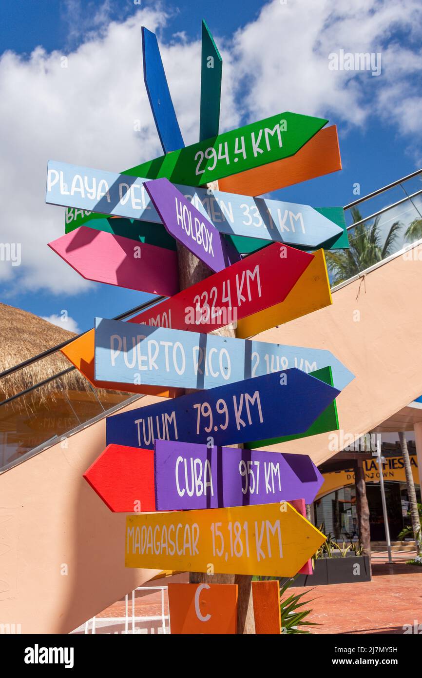 Cartello colorato con la distanza sul centro commerciale Punta Langosta, Centro, San Miguel de Cozumel, Cozumel, Quintana Roo, Messico Foto Stock