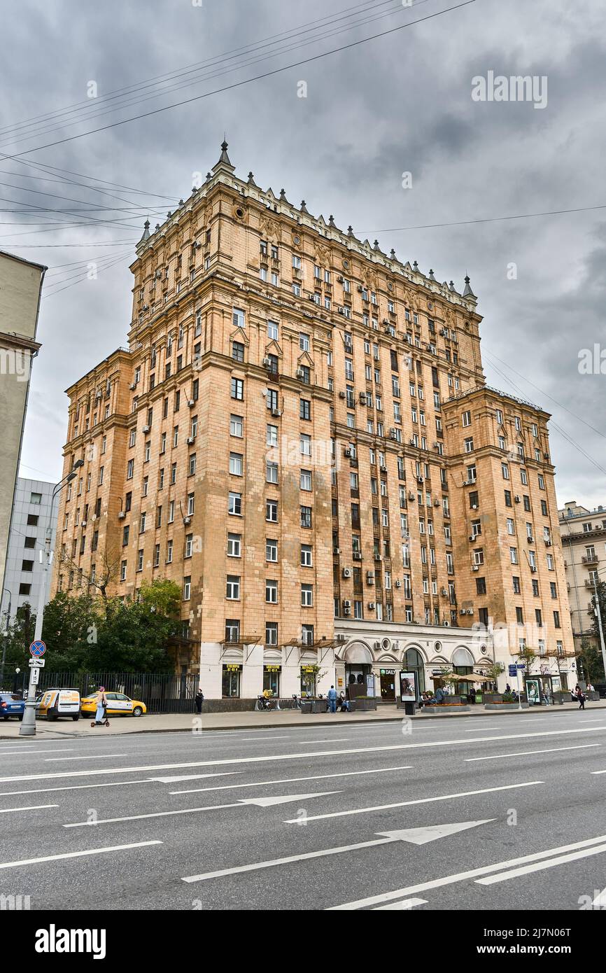 Edificio di appartamenti a più piani costruito in stile Stalin Empire nel 1954, ex edificio del Ministero dell'industria del carbone dell'URSS: Mosca, Russia - Foto Stock