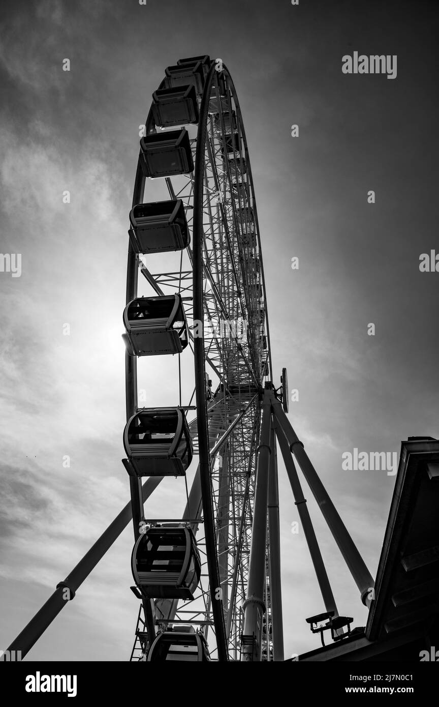 Ruota in ferro bianca e nera a Myrtle Beach sull'Oceano Atlantico Foto Stock