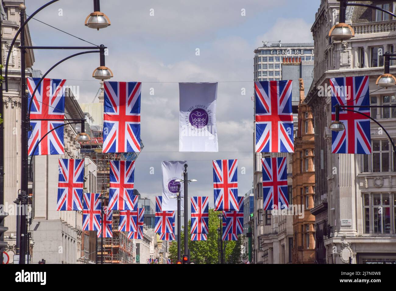 Londra, Regno Unito. 10th maggio 2022. Le bandiere Union Jack sono state installate lungo Oxford Street per il Giubileo del platino della Regina, segnando il 70th anniversario dell'adesione della Regina al trono. Dal 2nd al 5th giugno si svolgerà uno speciale weekend Platinum Jubilee esteso. (Foto di Vuk Valcic/SOPA Images/Sipa USA) Credit: Sipa USA/Alamy Live News Foto Stock