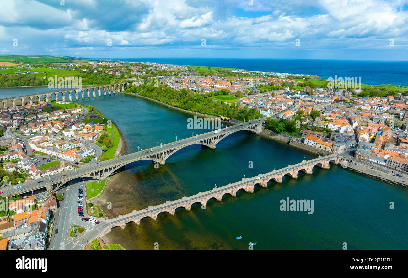 Vista aerea dei ponti che attraversano il fiume Tweed a Berwick upon Tweed a Northumberland, Inghilterra, Regno Unito Foto Stock