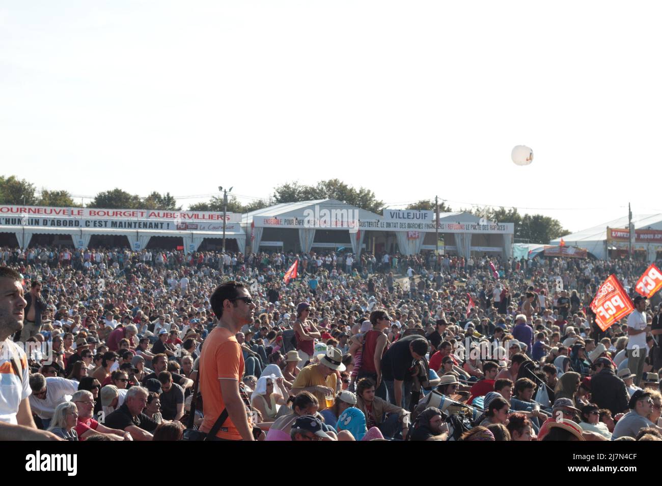 Fête de l'Humanité au Parc de la Courneuve 2012 : le public devant la grande scène Foto Stock