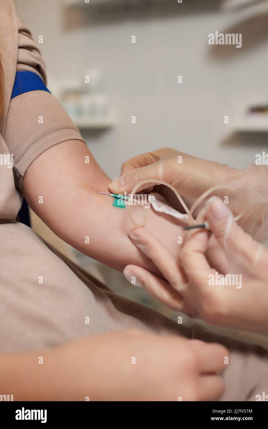 Giovane donna in trasfusione di sangue concetto mano Foto Stock