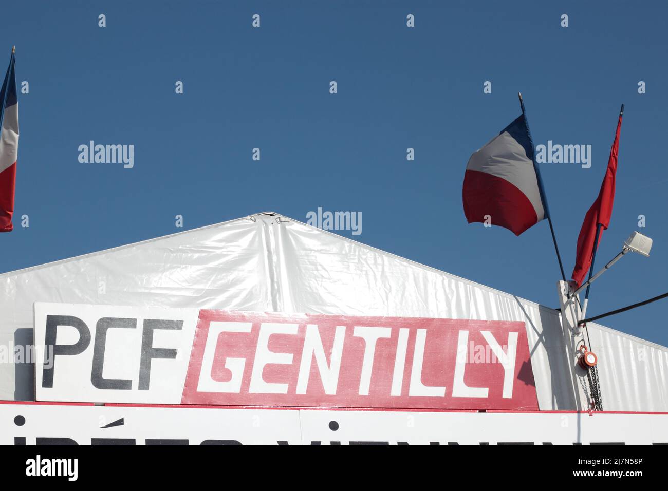 Fête de l'Humanité au Parc de la Courneuve 2012 : le Stand du PCF de Gentilly avec le drapeau franais et le drapeau communiste Foto Stock