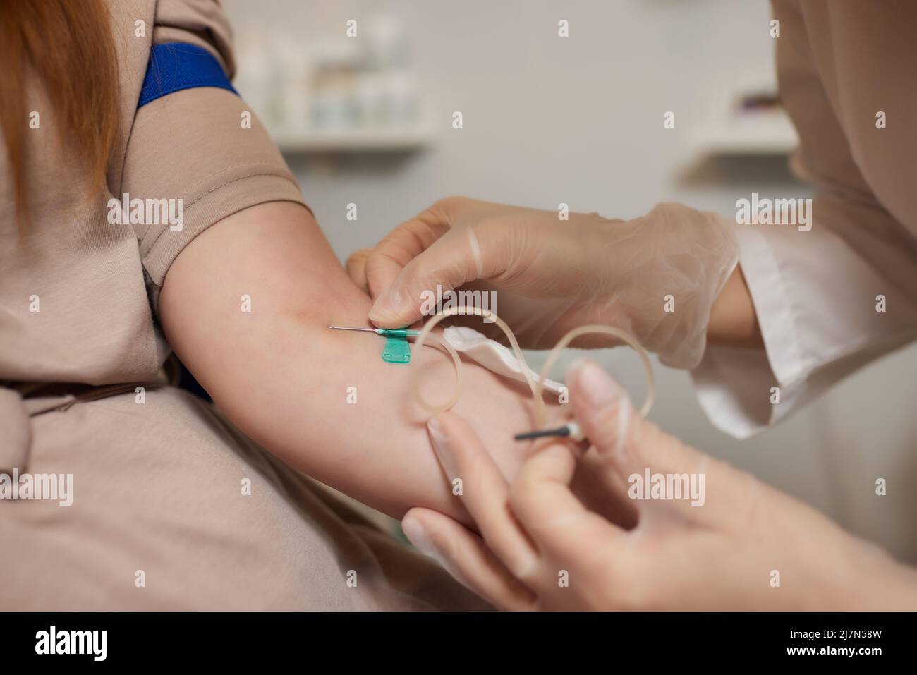 Giovane donna in trasfusione di sangue concetto mano Foto Stock