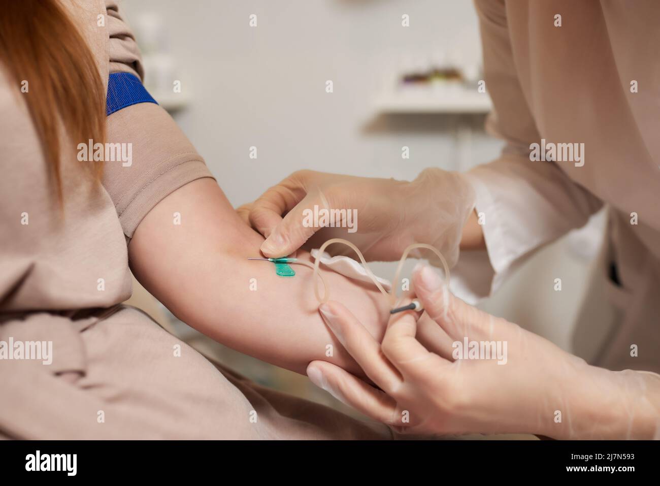 Giovane donna in trasfusione di sangue concetto mano Foto Stock