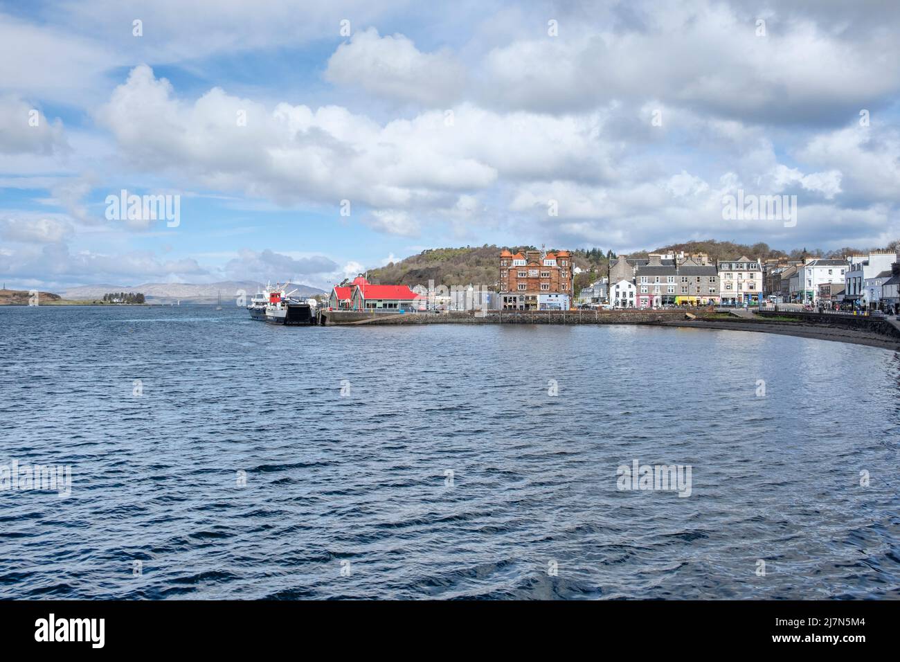 Pittoresca cittadina nell'area di Argyll e Bute council, vista sul lungo lungomare costellato di ristoranti e negozi di chip e una piccola baia Foto Stock
