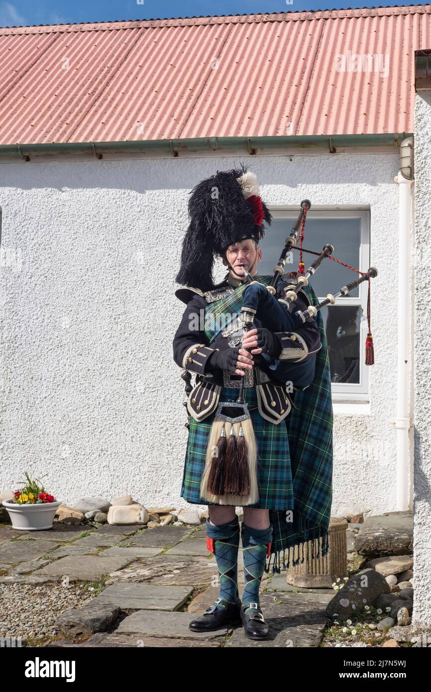 Suonatore maschile di cornamusa indossando un tradizionale costume scozzese:  Tartan kilt blu e verde e accessori, Kilberry, Scozia, Regno Unito Foto  stock - Alamy