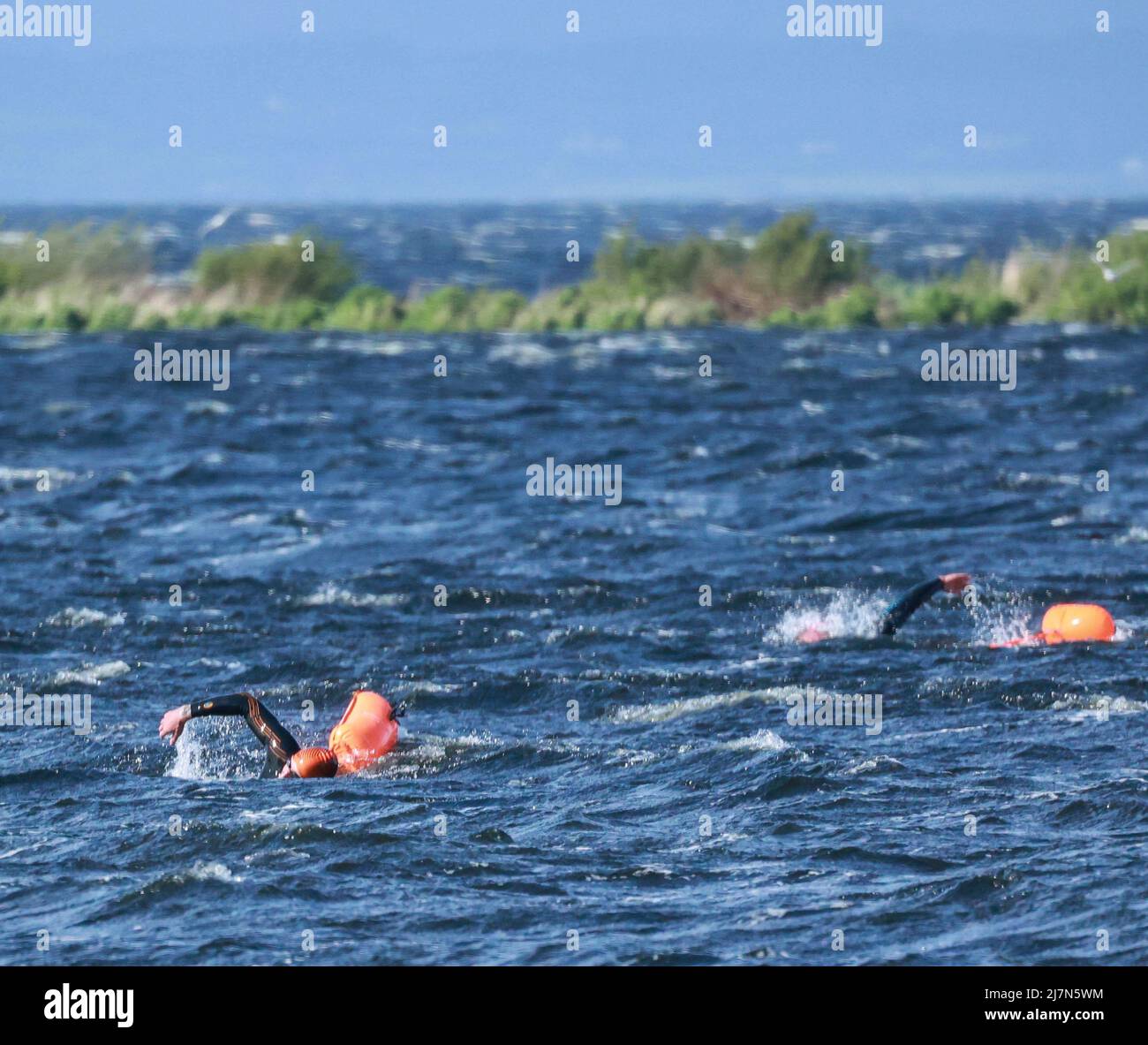 Oxford Island, Lough Neagh, Co Armagh, Irlanda del Nord, Regno Unito. 10 maggio 2022. Tempo del Regno Unito - le docce pesanti hanno dato il posto a incantesimi più luminosi nel tardo pomeriggio ma con venti forti che spazzano Lough Neagh ha reso le condizioni difficili per i nuotatori all'aperto. Credit: David Hunter/Alamy Live News. Foto Stock