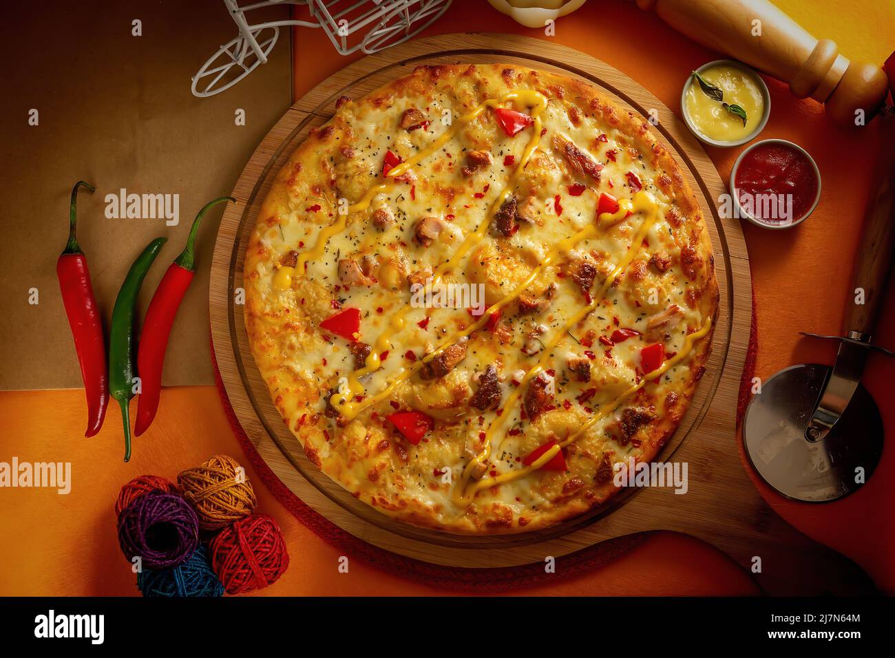 pizza barbecue di pollo con salsa di pomodoro e mayo isolato su tavola di  legno vista dall'alto del cibo italiano su sfondo di legno Foto stock -  Alamy