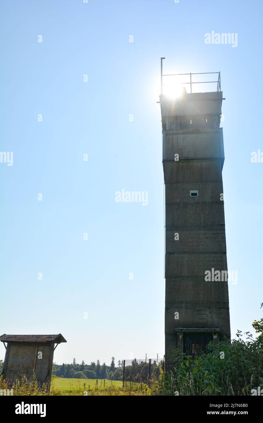 Un'antica torre di guardia di confine di un'ex fortificazione di confine della RDT, al triangolo di confine di Assia, Turingia e Baviera, non lontano dal Moro Nero in Foto Stock