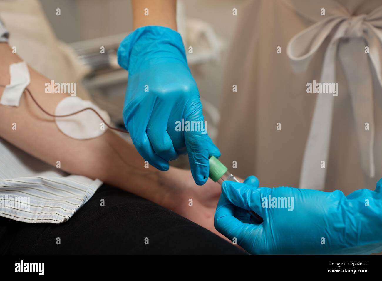 Giovane donna in trasfusione di sangue concetto mano Foto Stock
