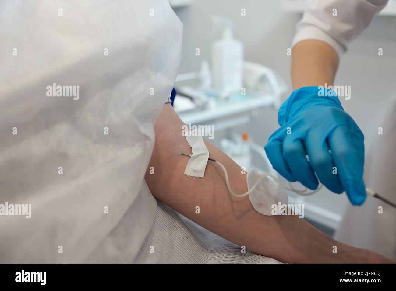Giovane donna in trasfusione di sangue concetto mano Foto Stock