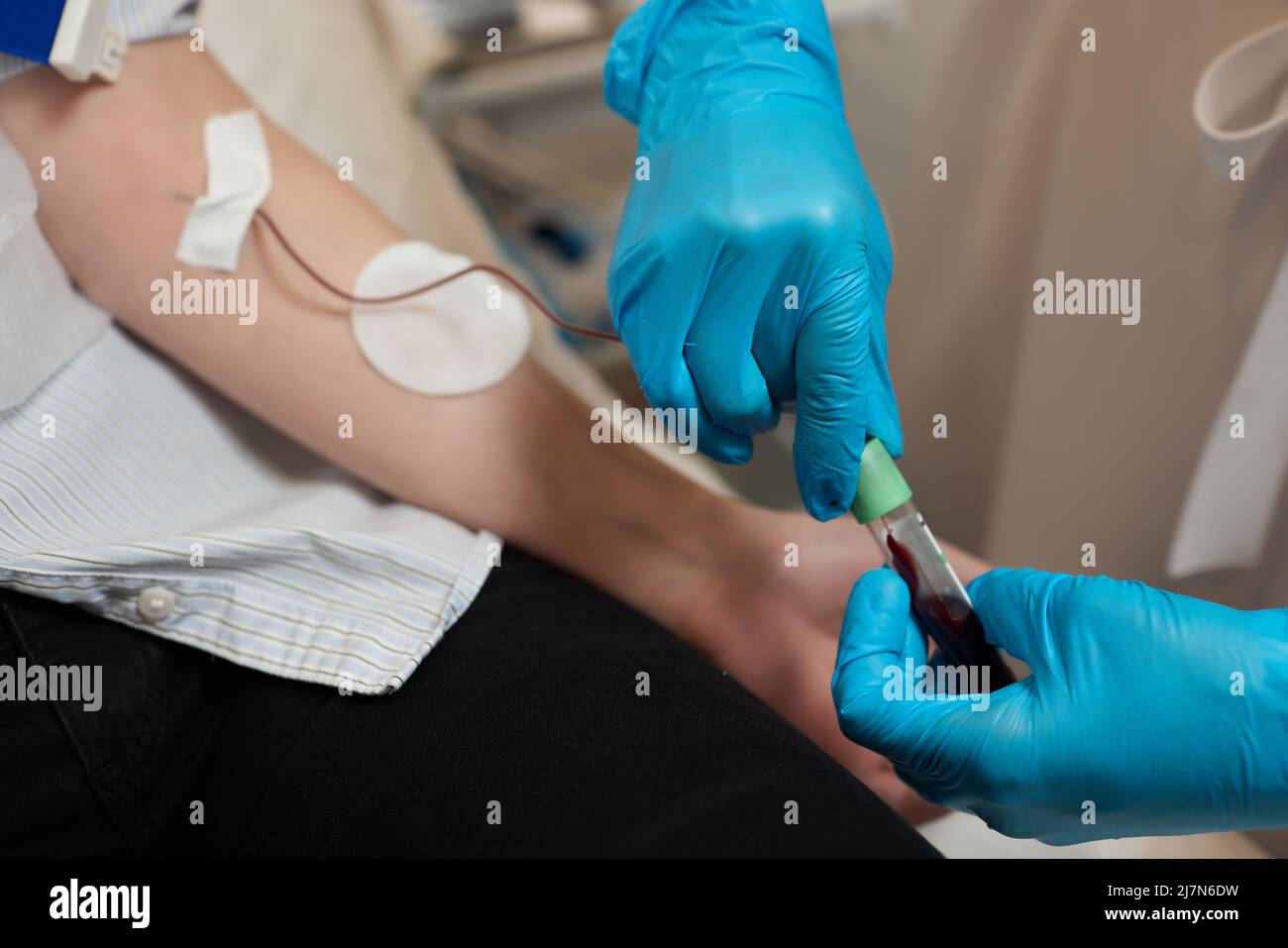 Giovane donna in trasfusione di sangue concetto mano Foto Stock