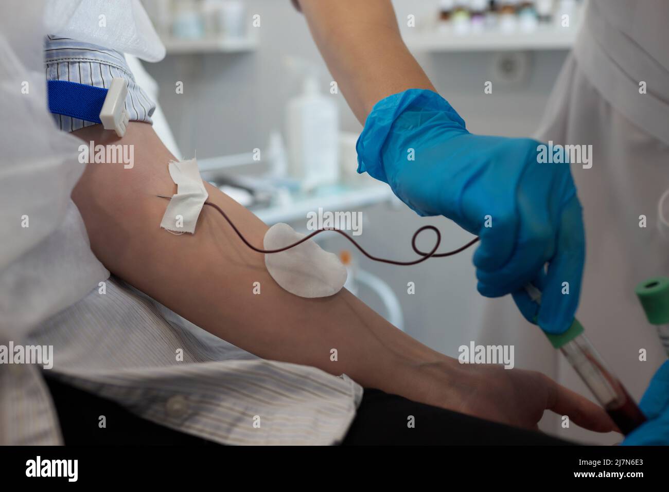 Giovane donna in trasfusione di sangue concetto mano Foto Stock