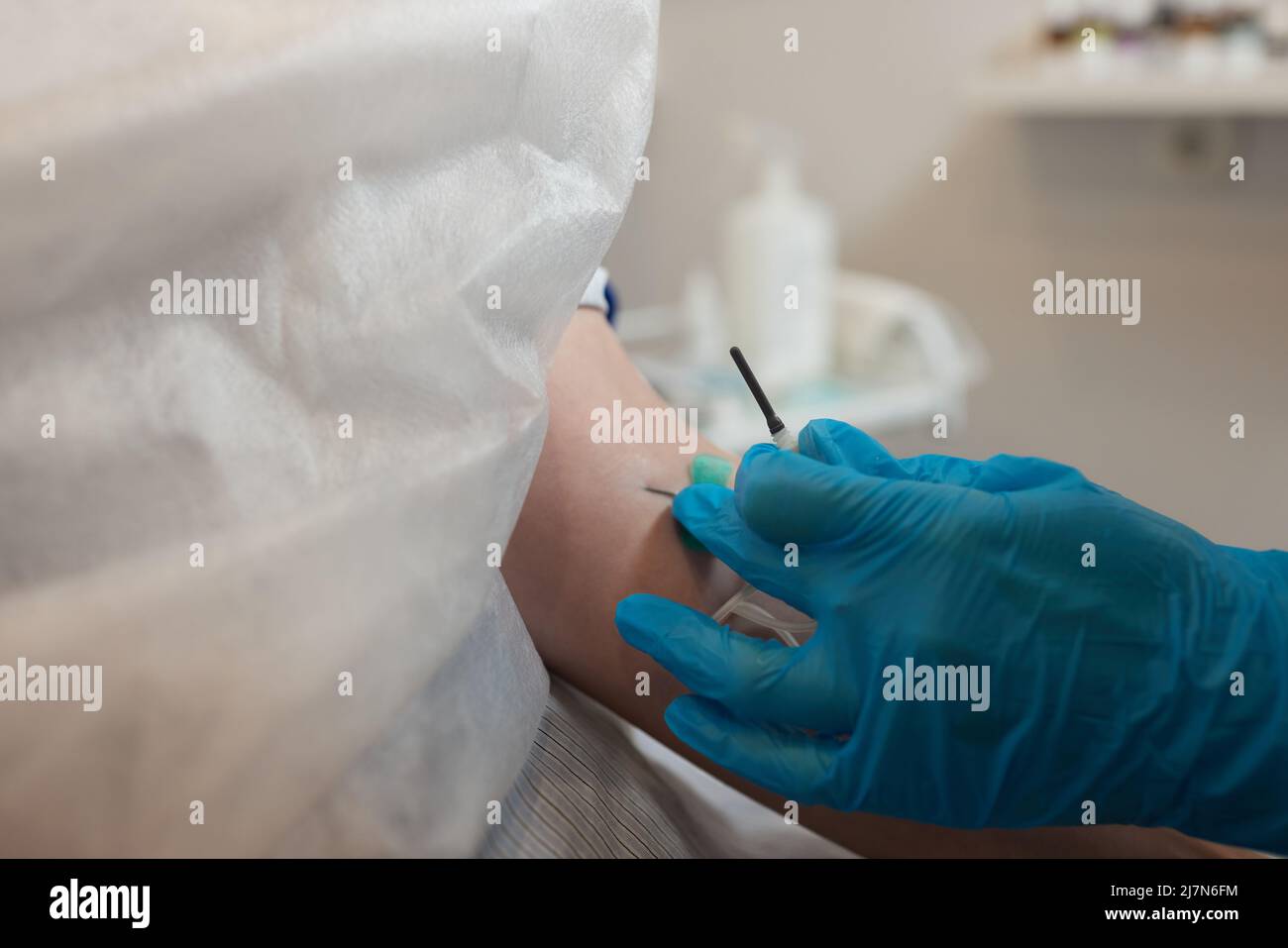 Giovane donna in trasfusione di sangue concetto mano Foto Stock