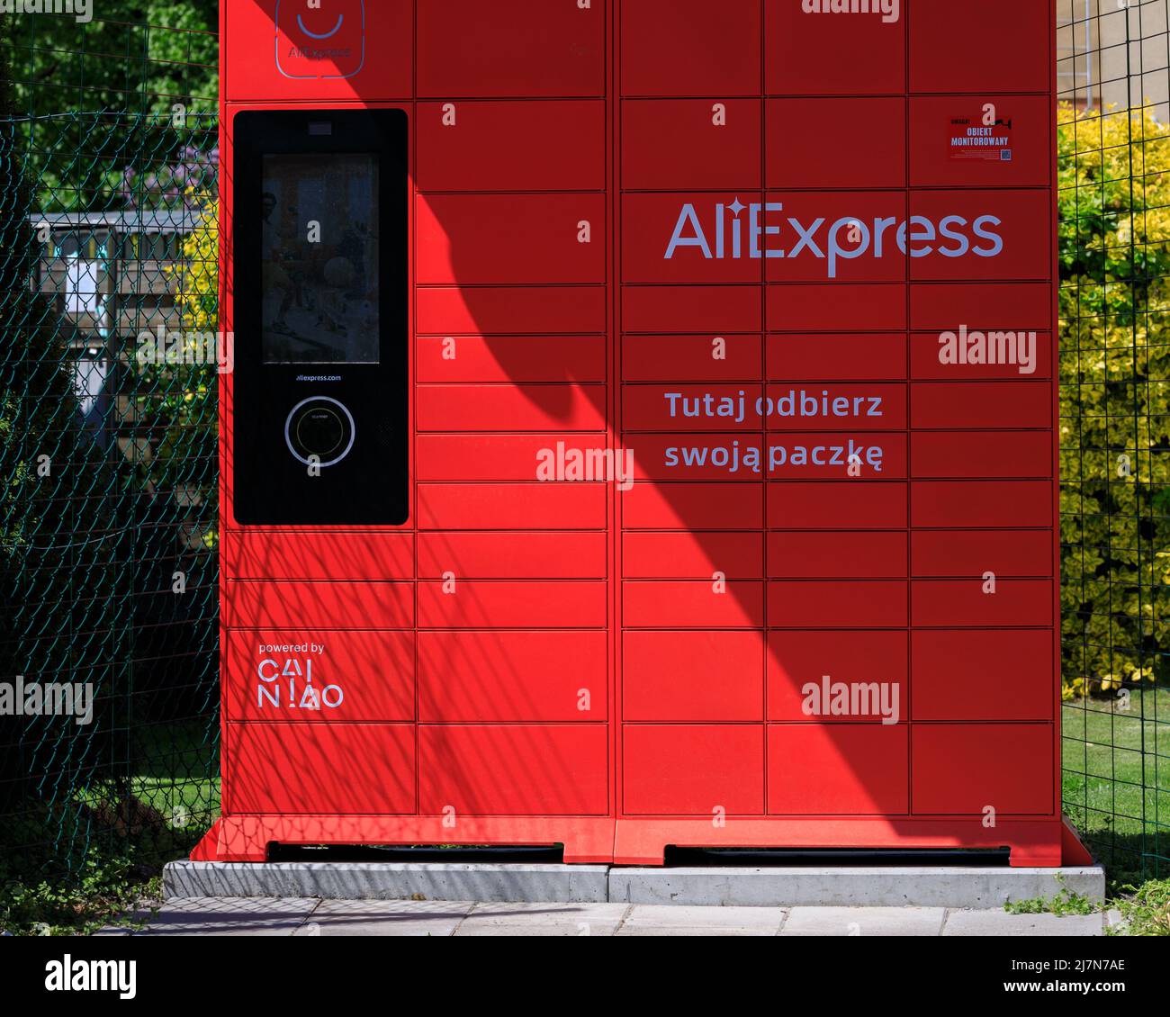 Poznan, Polonia. 10 maggio 2022: AliExpress close -up automatico self-service consegna armadietto con pacchi dalla Cina. Foto Stock
