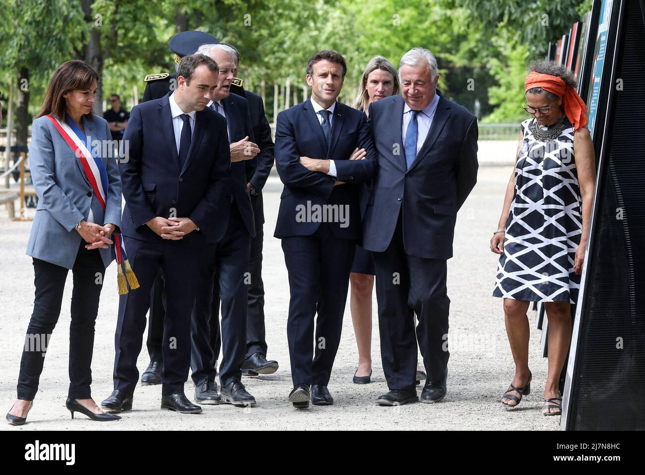 Emmanuel Macron, Gérard Larcher, Jean-Marc Ayrault, Anne Hidalgo  partecipano ad una cerimonia per celebrare l'abolizione della schiavitù e  rendere omaggio alle vittime del commercio di schiavi, presso i Giardini di  Lussemburgo, a