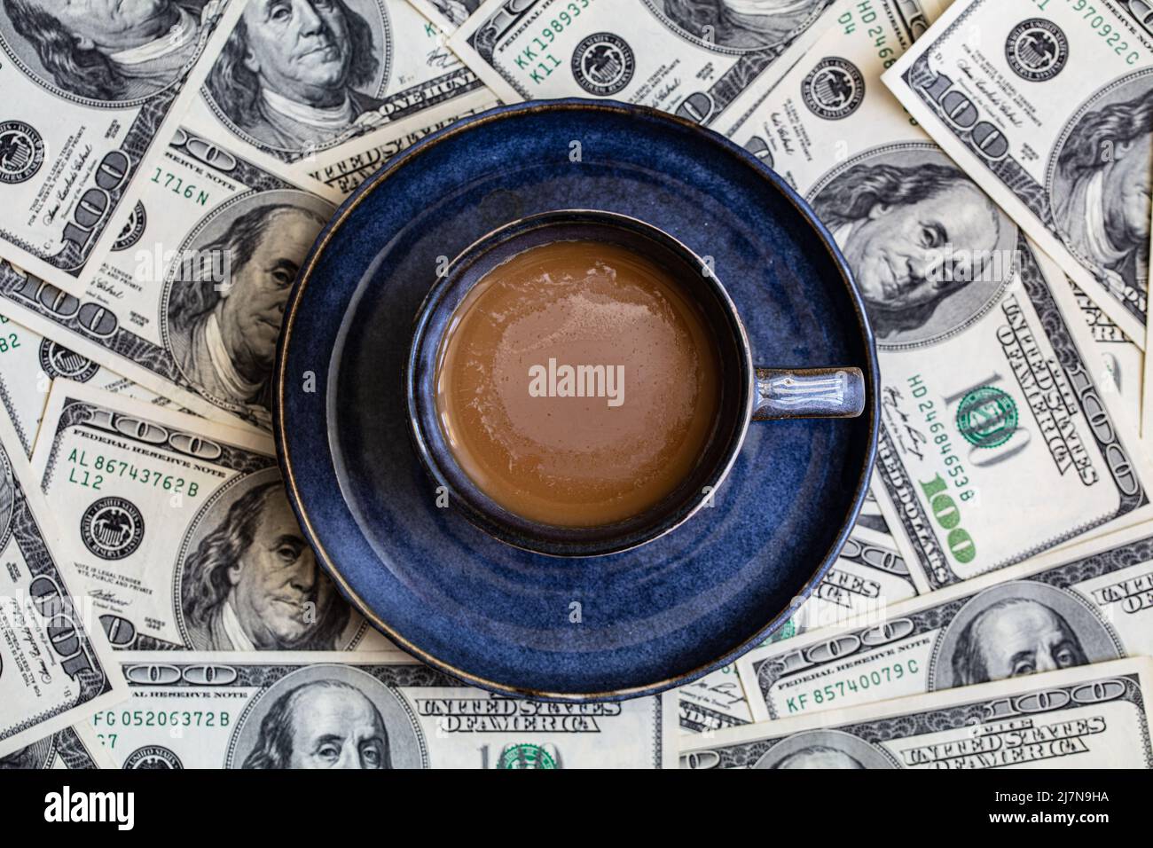 tazza di caffè su sfondo di banconote da 100 dollari a scopo di progettazione Foto Stock