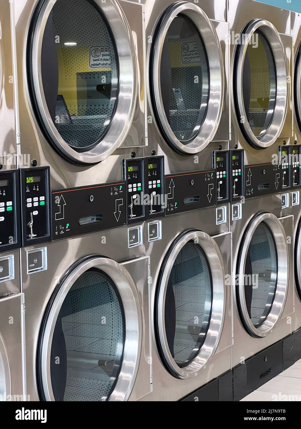 Una parete di asciugabiancheria presso la lavanderia automatica. Foto Stock