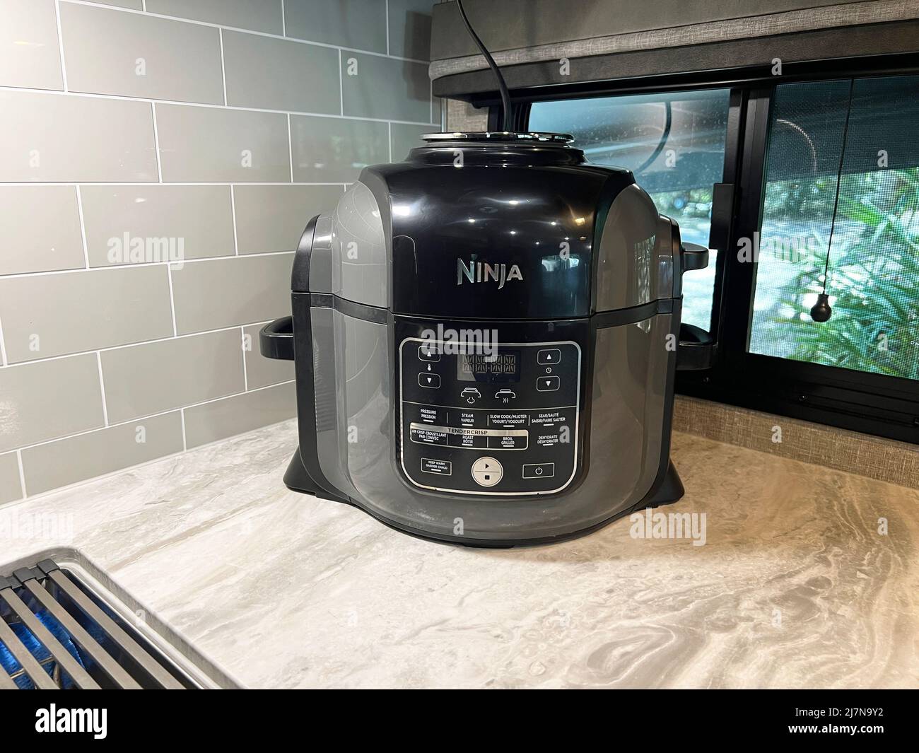 Un fornello a pressione Ninja Foodi, friggitrice ad aria multi fornello è spesso utilizzato in campeggio. Foto Stock