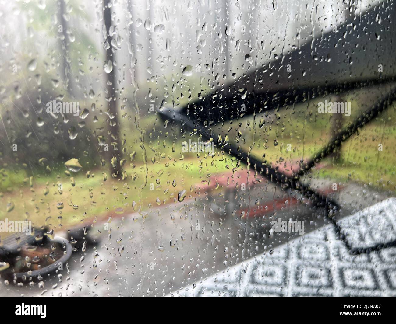 Vista sulle piogge durante il campeggio in una roulotte con rimorchio a 5 ruote al Jack Hill state Park di Reidsville, Georgia, Stati Uniti. Foto Stock
