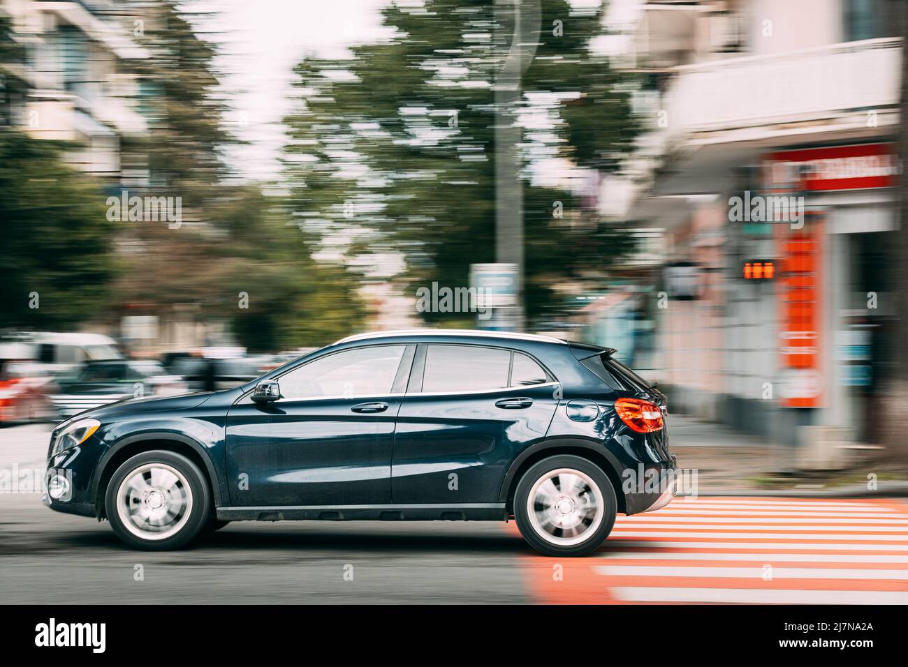 Mercedes-Benz classe CLA in Fast Motion su strada. La classe CLA Mercedes-Benz è una serie di auto executive compatte di lusso prodotte da Mercedes-Benz Foto Stock