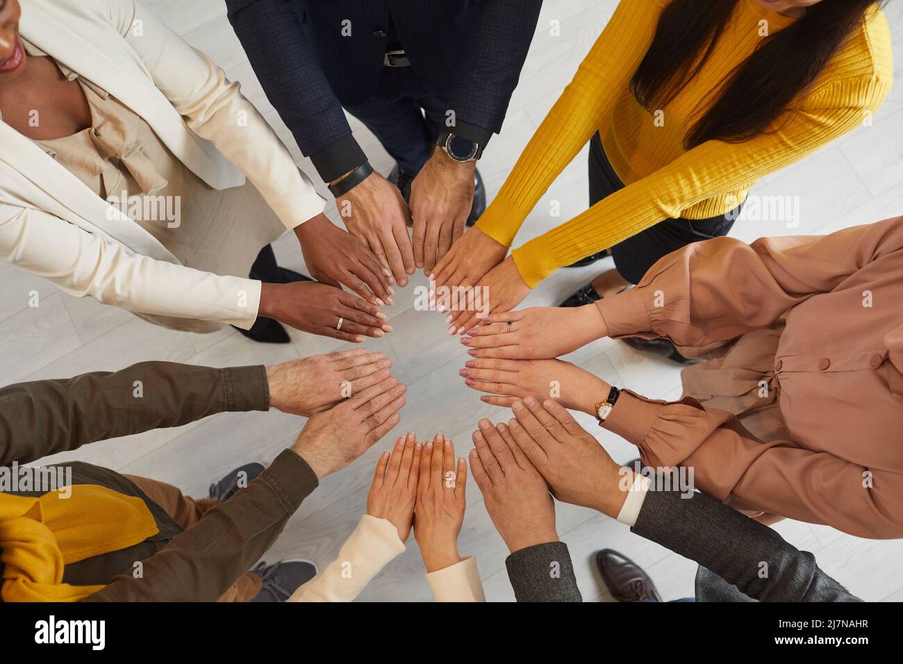 Uomini d'affari diversi unirsi mani mostrare unità Foto Stock