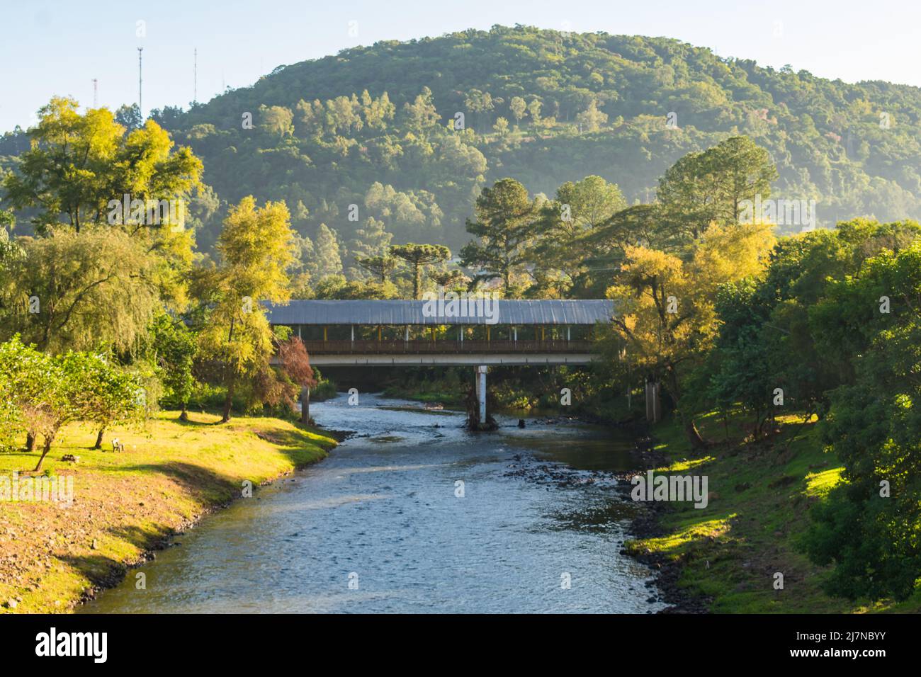 Una vista sul fiume Paranhana e sul famoso ponte coperto nel centro della città di Tres Coroas, Rio Grande do sul - Brasile Foto Stock