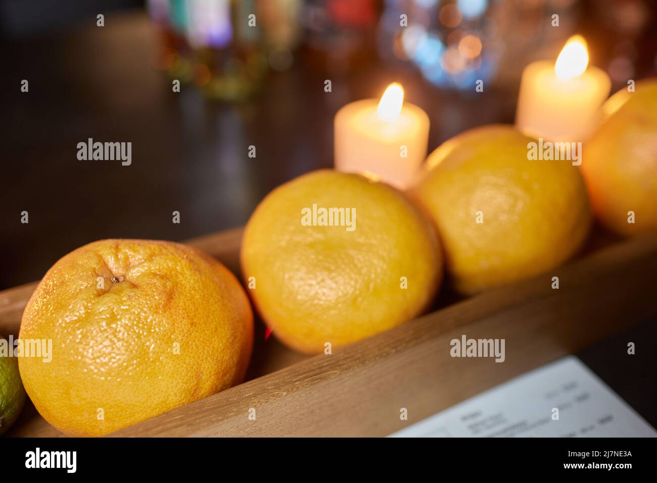 Frutta all'arancia con tagliere su tavola di legno marrone Foto Stock