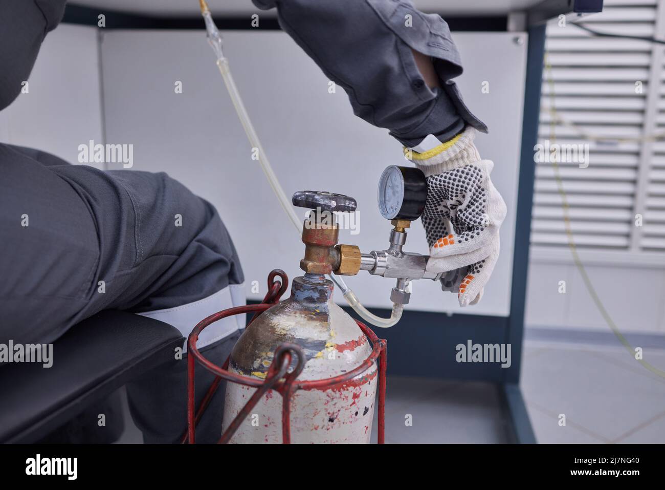 Analizzatore per gascromatografia Hand Work and START in laboratorio Foto Stock