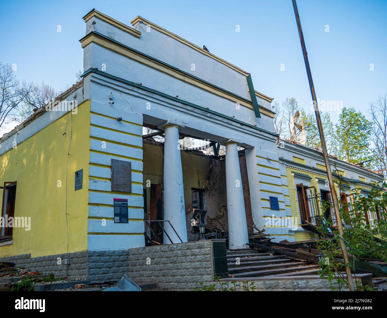 Regione di Kharkiv, Skovorodinovka, Skovorodinivka, Ucraina - 05.09.2022: Distrutto edificio architettonico museo storico da bombardamenti aerei guerra Foto Stock