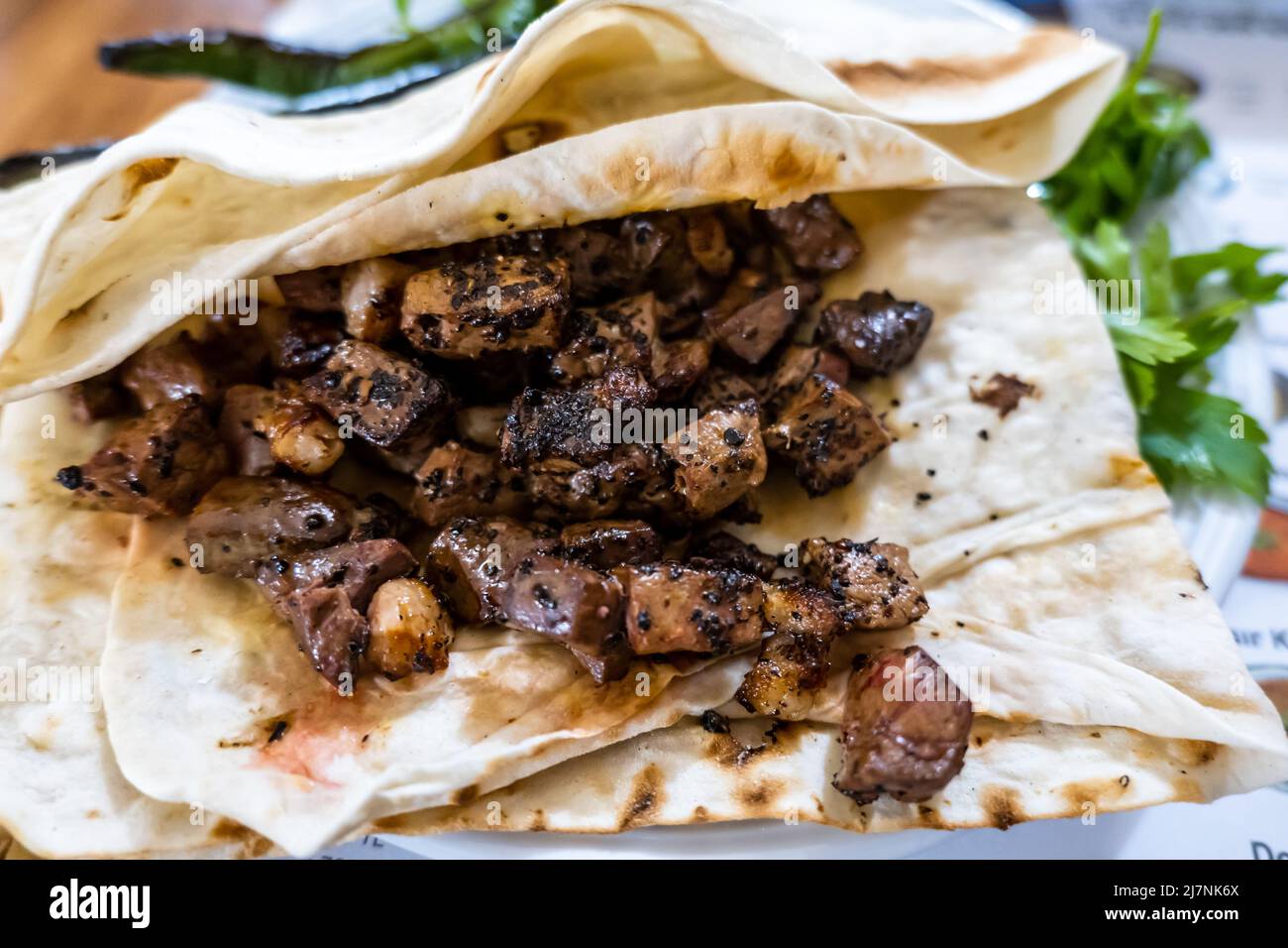 Ciger kabab (Ciğer kebabı in turco), un tipo comune di spiedini servito in cucina anatolica, di solito mangiato con cipolle affettate, insalata e pane Foto Stock