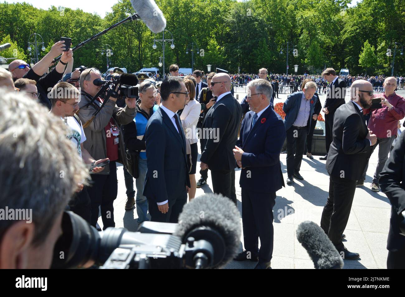 Ministro dell'alimentazione e dell'agricoltura CEM Özdemir e Ambasciatore dell'Ucraina in Germania Andrij Melnyk al Memoriale sovietico di guerra a Tiergarten nel centro di Berlino, Germania - 8 maggio 2022. Foto Stock