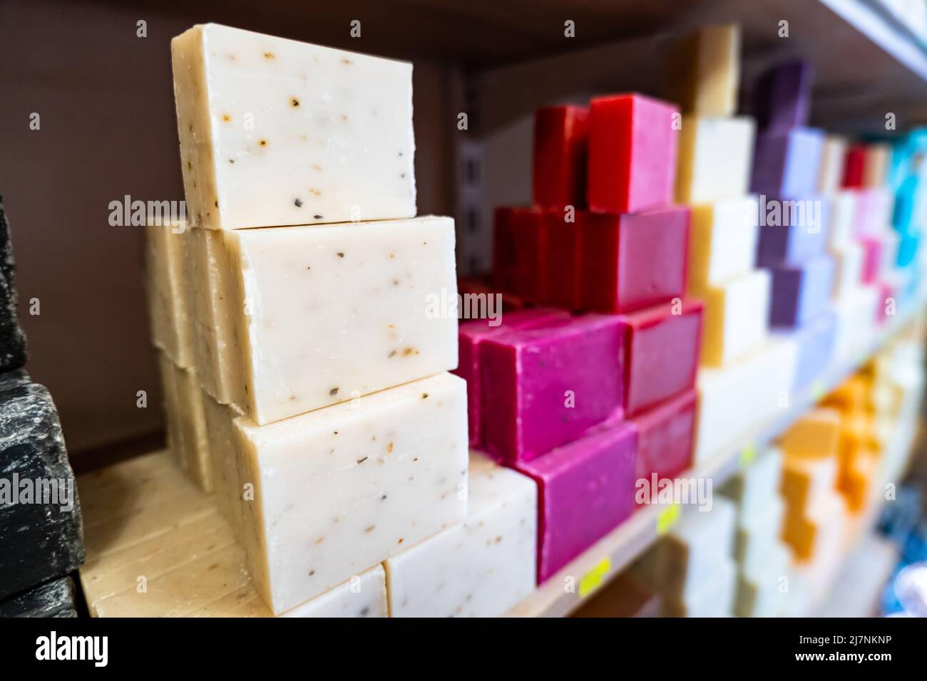 Sapone organico tradizionale (sapone bitim) a Mardin, Turchia. Le saponette biologiche artigianali multicolore sono famose a Mardin e popolari souvenir Foto Stock