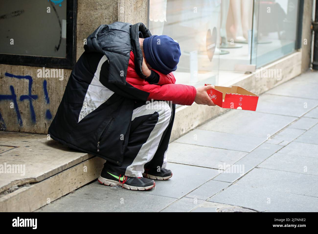 Uomo che implora il volto nascosto su una strada a Zagabria Foto Stock