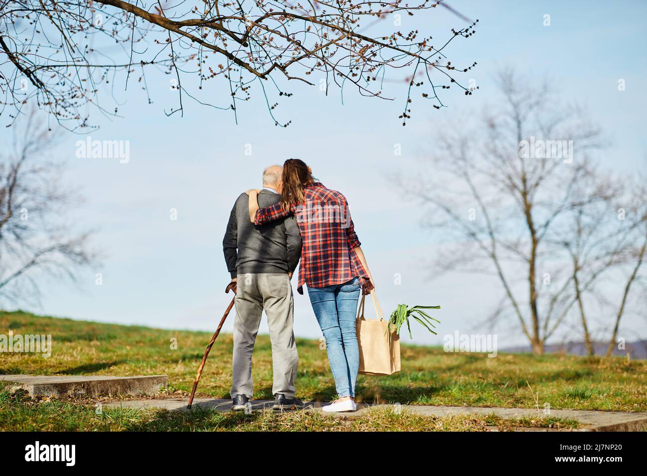 infermiera cura anziana aiuto assistenza pensionamento anziano uomo famiglia amore figlia nipote shopping drogheria Foto Stock