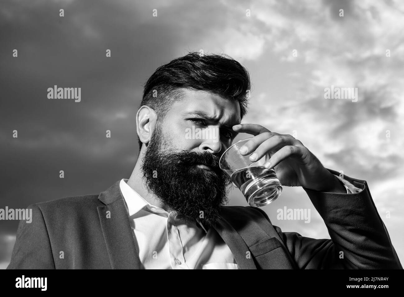 Bell'uomo che beve cognac o whiskey, scotch e cognac. Foto Stock