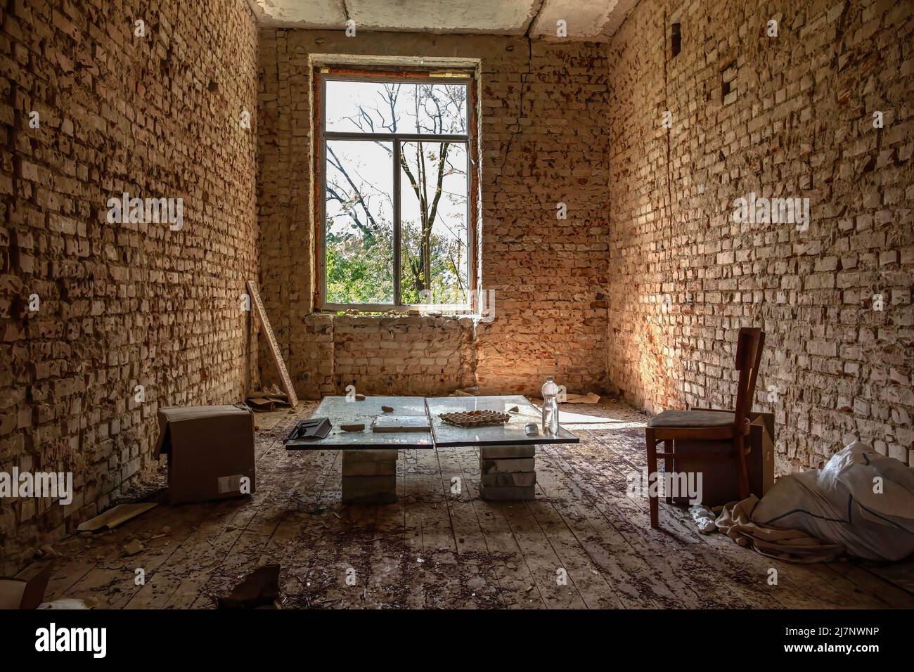 Malinovka, Ucraina. 9th maggio 2022. Una stanza di una scuola distrutta da un bombardamento russo usato come rifugio per l'esercito ucraino. Malinovka è un villaggio ad est della città di Zaporizhia nel distretto di Huliaipole, nella regione di Zaporizhia, che è stato occupato dall'esercito russo e ripreso dall'esercito ucraino. (Credit Image: © Rick Mave/SOPA Images via ZUMA Press Wire) Foto Stock