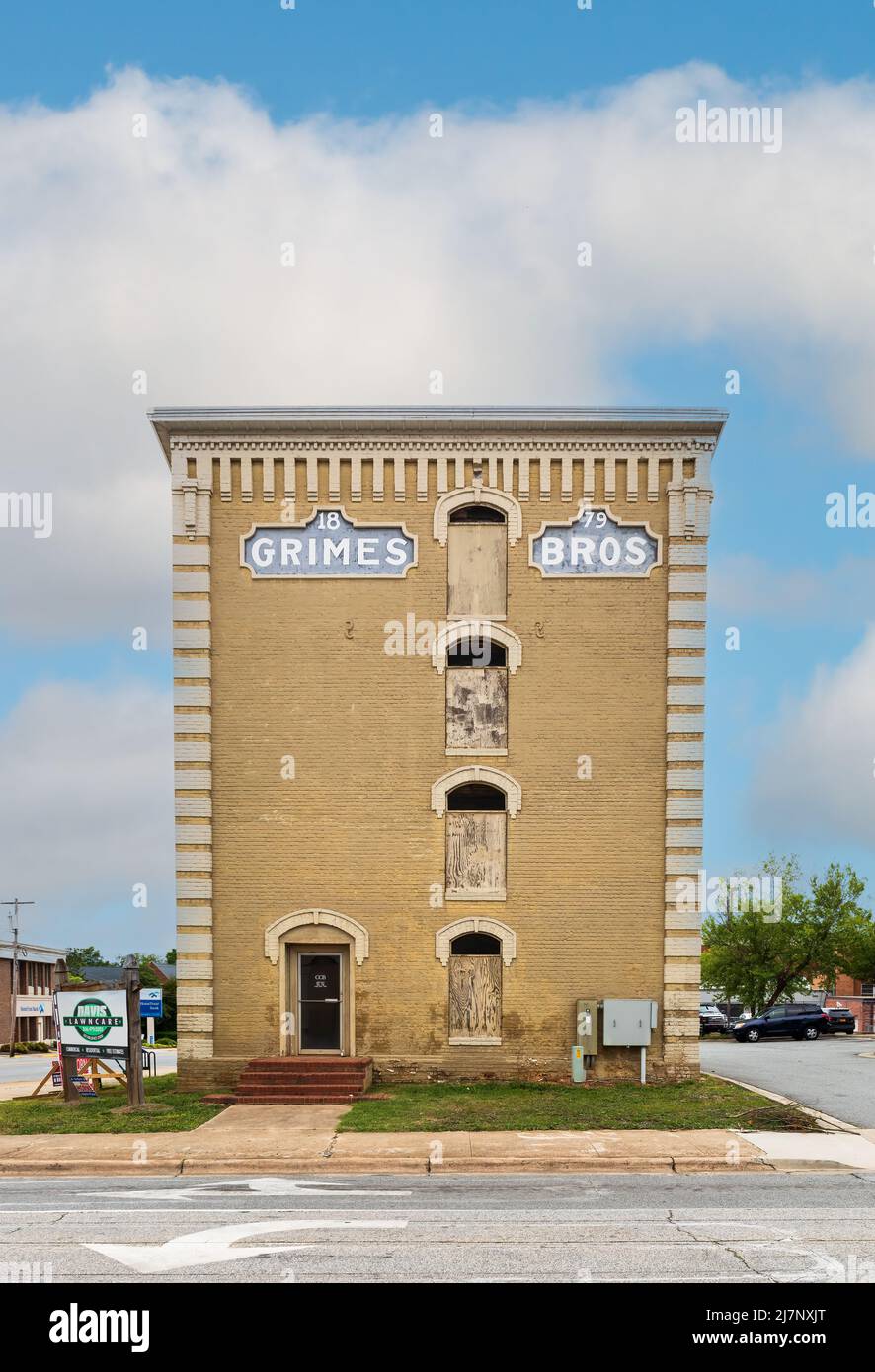 LEXINGTON, NC, USA-8 MAGGIO 2022: L'annata 1885 Grimes Bros. Farina mulino edificio. Immagine verticale. Foto Stock